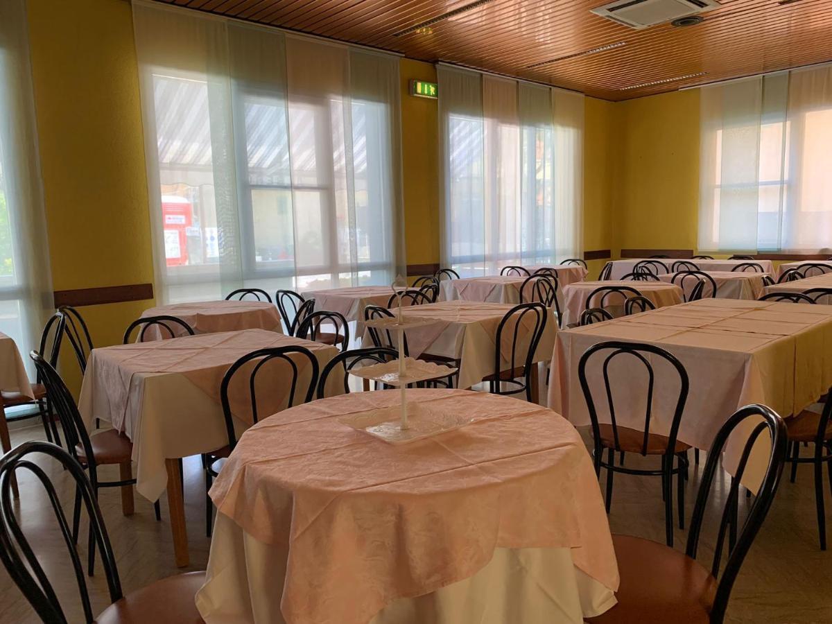 Hotel Estense Ρίμινι Εξωτερικό φωτογραφία